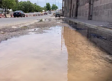 Reportan enorme fuga de agua potable en Universidad
