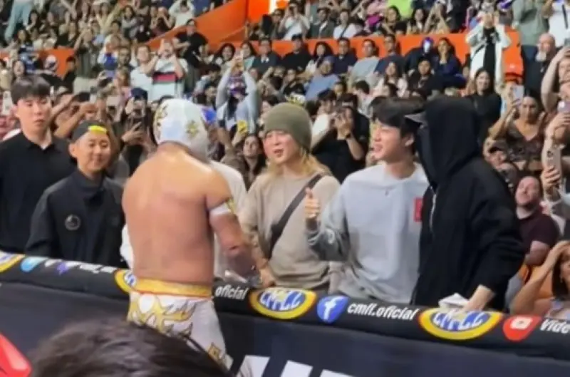 Integrantes de BTS acuden a la lucha libre en México
