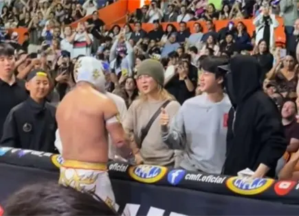 Integrantes de BTS acuden a la lucha libre en M&eacute;xico