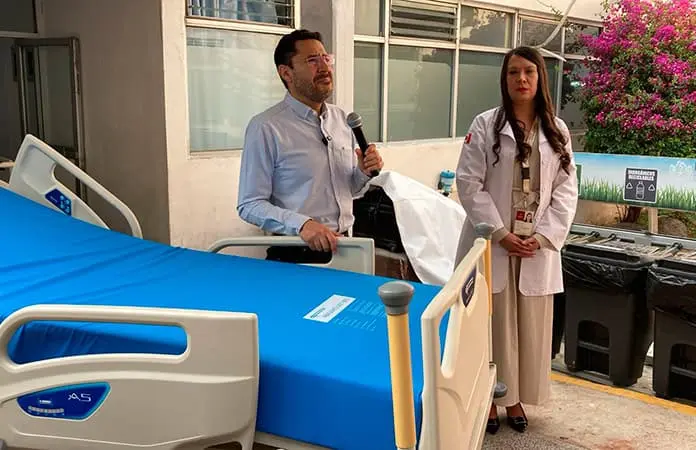 Mart&iacute; Batres anuncia mejoras en el ISSSTE