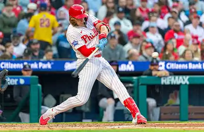 Alec Bohm sale de su mala racha con 2 HRs