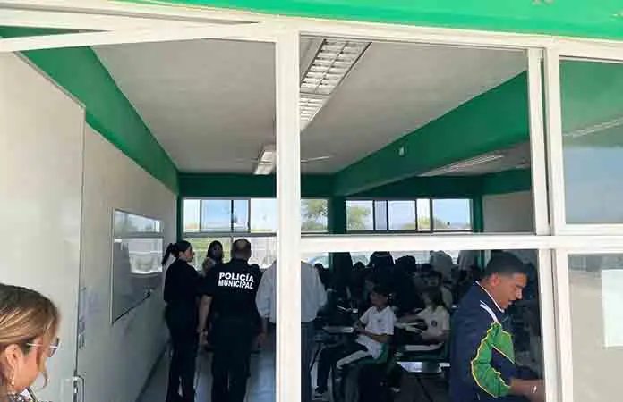 Aplican operativo mochila en escuela preparatoria