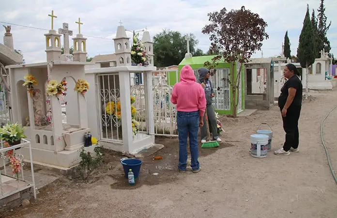 Cementerio de V. de Pozos recibe visitas