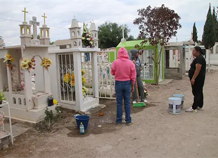 Cementerio de V. de Pozos recibe visitas