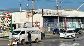 Choque en Av. Industrias deja sólo daños materiales