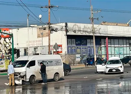 Choque en Av. Industrias deja s&oacute;lo da&ntilde;os materiales