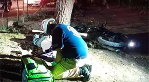 Fallece motociclista al estrellarse contra árbol de mezquite