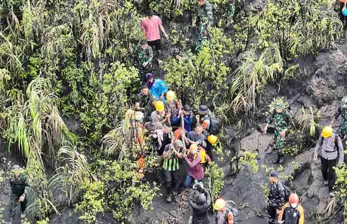 Recuperan cuerpo tras fatal erupción Recuperan cuerpo tras fatal erupción