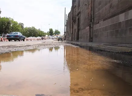 Reportan una fuga en la avenida Universidad