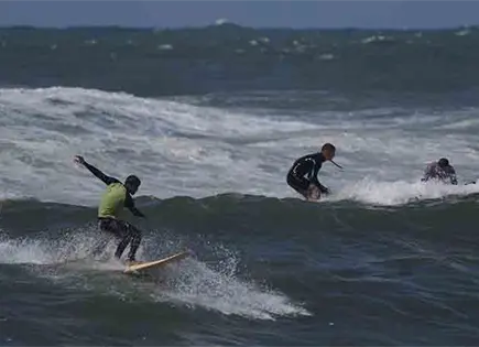 Surfistas palestinos hallan paz en las olas