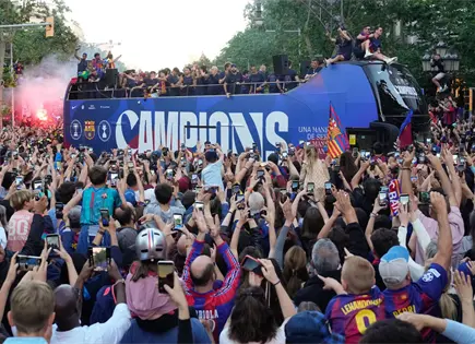 Barcelona celebra título con multitud en las calles Barcelona celebra título con multitud en las calles