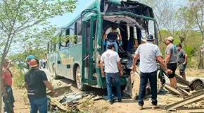 Choca un tr&aacute;iler contra autob&uacute;s; hay heridos graves