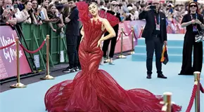 CON UNA ALFOMBRA TURQUESA INICIA EL EUROVISI&Oacute;N