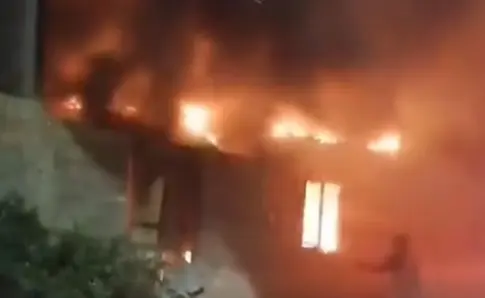 Incendio moviliza a cuerpos de emergencia en Los Limones