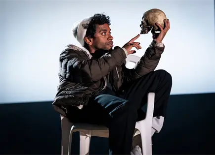 Pel&iacute;cula de Hamlet con Riz Ahmed estrena versi&oacute;n contempor&aacute;nea en streaming