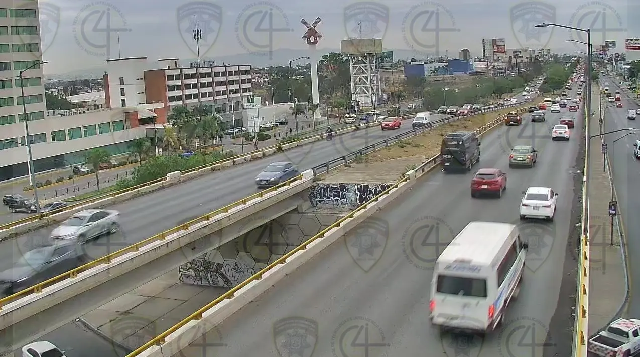 Reportan piso mojado y carga vehicular constante en SLP