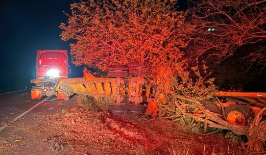 Vuelca tráiler cargado con aluminio en la Valles-Tampico Vuelca tráiler cargado con aluminio en la Valles-Tampico