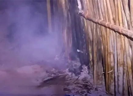 Bomberos apagan incendio en un puesto de elotes