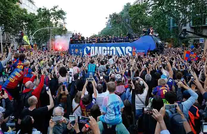 Festejan fanáticos título del Barsa