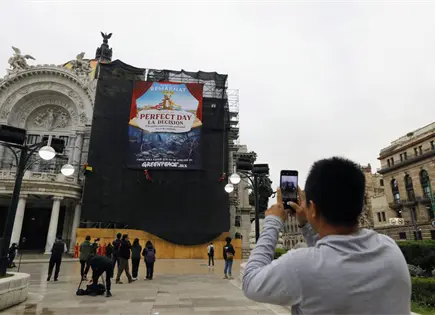 Greenpeace despliega manta en Bellas Artes contra Perfect Day