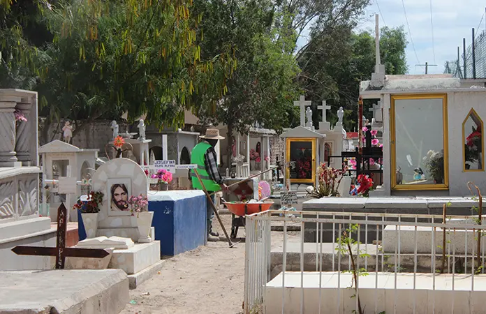 Miles acuden a panteones por el Día de las Madres