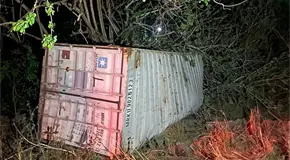 Se vuelca un tr&aacute;iler en la carretera Valles-Tampico