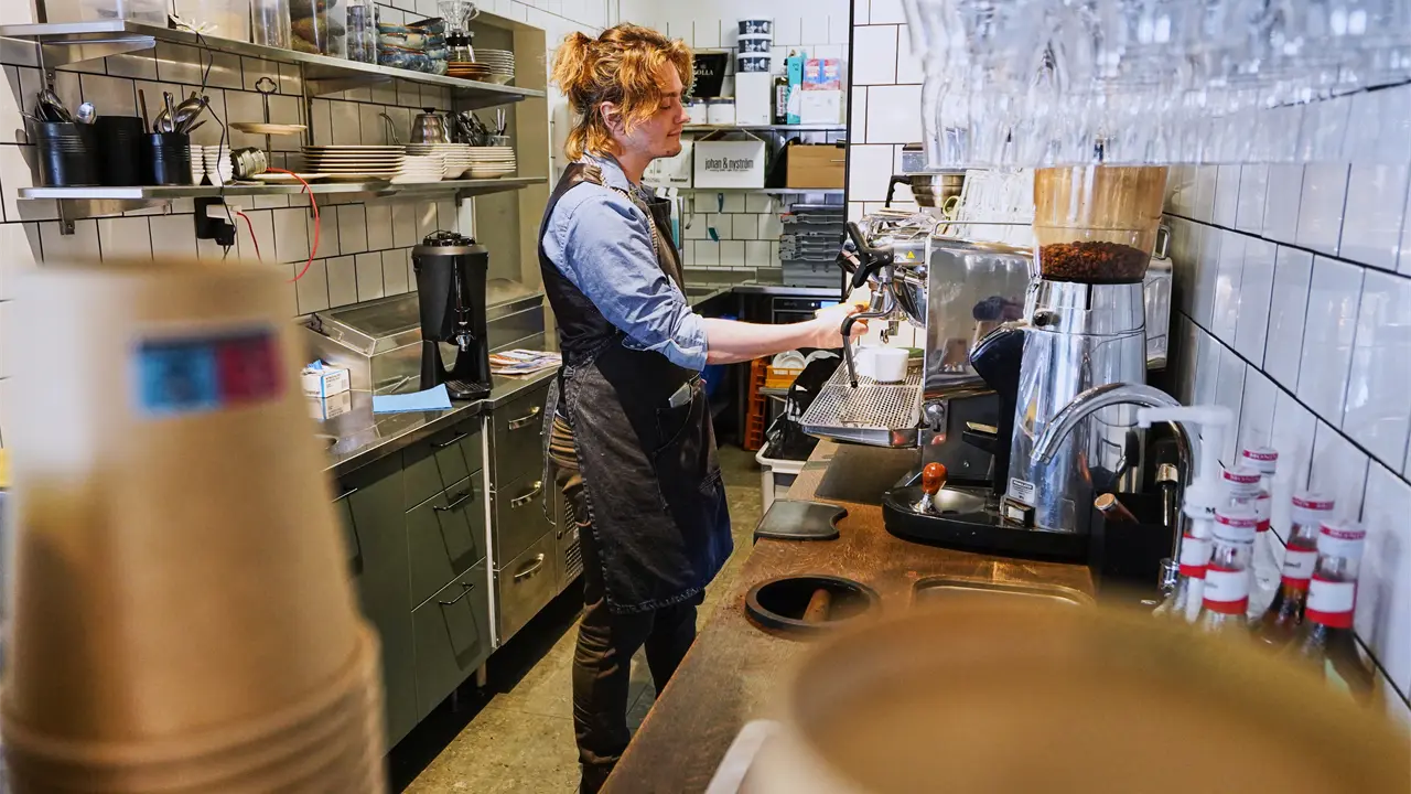 Una IA toma el mando de una cafetería en Estocolmo y lucha por ser rentable