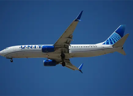 Asistentes de vuelo de United Airlines aprueban contrato con aumento salarial