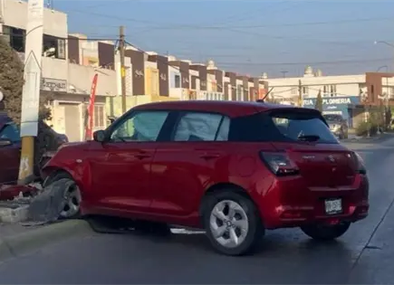 Conductor choca contra poste en avenida Bellavista