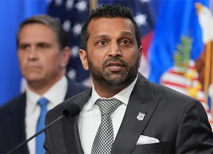 Kash Patel confronta a senador Van Hollen en audiencia del Senado
