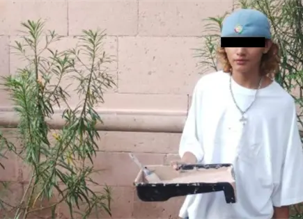 Video | Madre lleva a su hijo a cubrir pinta en templo de Saucito