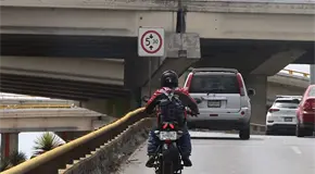 Que desacatan los motociclistas restricción vial