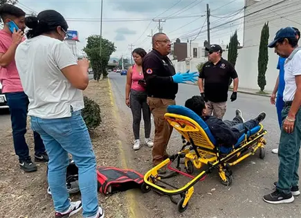 Repartidor se accidenta al pasar por un bache
