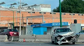 Se estampa auto contra muro de concreto