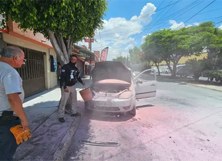 Se incendia camioneta en la Calzada de Guadalupe