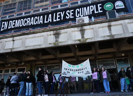 Universitarios argentinos marchan por financiamiento y salarios Universitarios argentinos marchan por financiamiento y salarios