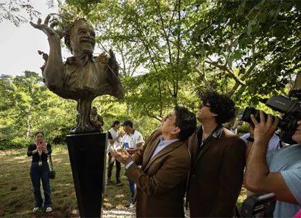 Develan una escultura de Gabriel Garc&iacute;a M&aacute;rquez para honrar su legado