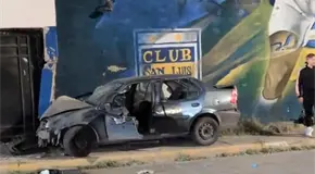 Una persona prensada en choque sobre bulevar Espa&ntilde;ita