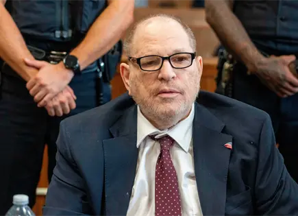 Harvey Weinstein sufre dolores en pecho durante juicio en Nueva York