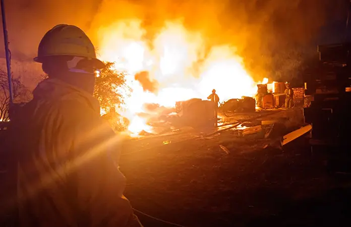 Incendio acaba con recicladora de plástico en Pozos