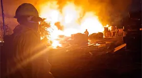 Incendio acaba con recicladora de plástico en Pozos