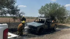 Incendio consume una camioneta en ejido Luis Donaldo Colosio
