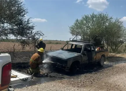 Incendio consume una camioneta en ejido Luis Donaldo Colosio