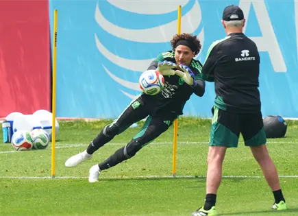 Javier Aguirre valora liderazgo de Guillermo Ochoa en preparaci&oacute;n para Mundial