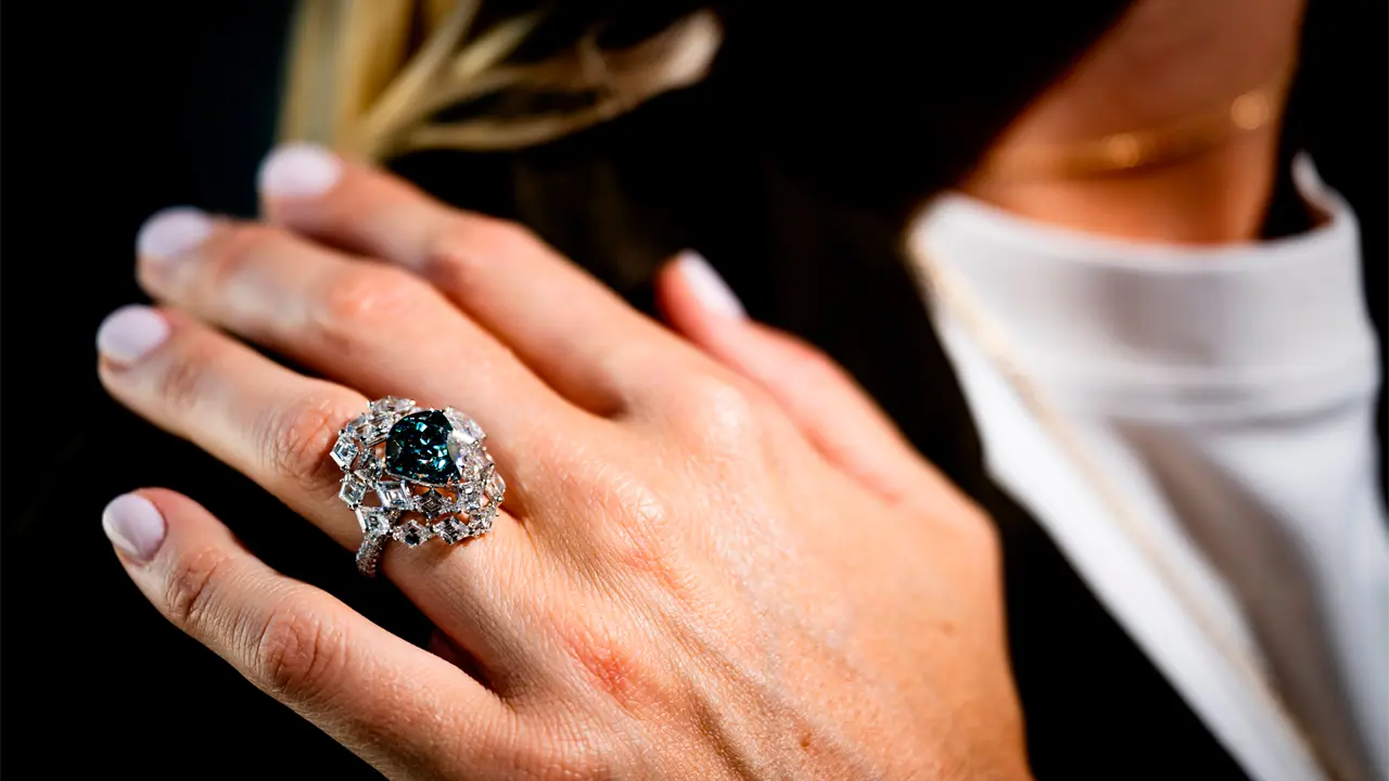 Subastan el diamante azul verdoso Ocean Dream por más de 17 millones de dólares en Ginebra