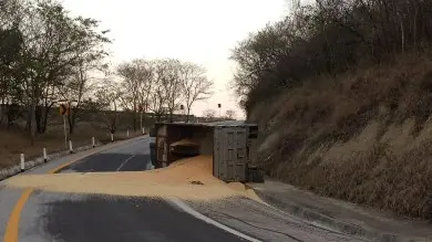 Vuelca cami&oacute;n cargado con ma&iacute;z cerca de La Calera