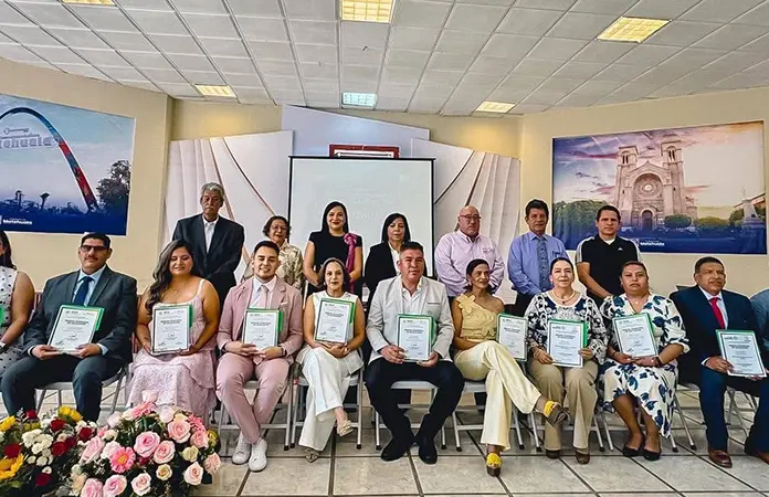 Galardonan a maestros, por vocación y servicio