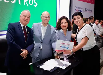Alcalde Galindo reconoce y premia a los maestros Alcalde Galindo reconoce y premia a los maestros