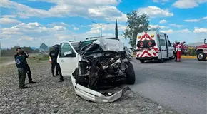 Impactan cami&oacute;n y camioneta; chofer queda prensado