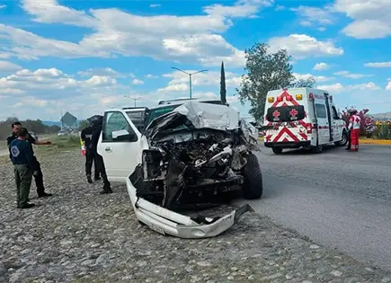 Impactan camión y camioneta; chofer queda prensado Impactan camión y camioneta; chofer queda prensado